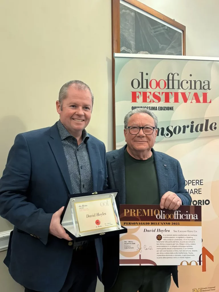 olioofficina festival milano 2026 premiazione david hoyles insieme a pietro leone 05