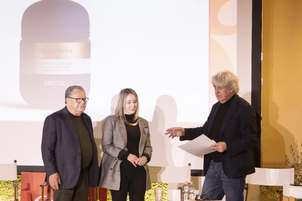 pietro e veronica leone ricevono da luigi caricato il premio platinum forme olio 02