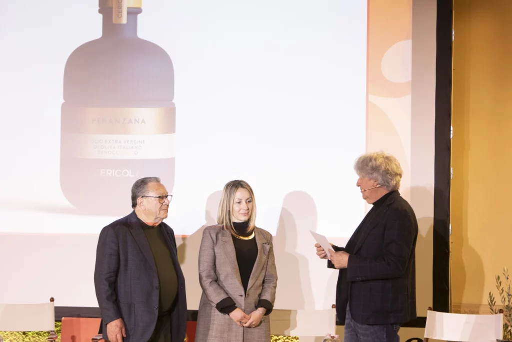 pietro e veronica leone ricevono da luigi caricato il premio platinum forme olio 03