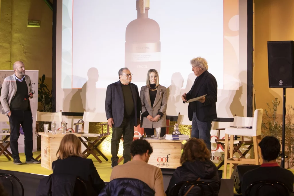 pietro e veronica leone ricevono da luigi caricato il premio platinum forme olio 04