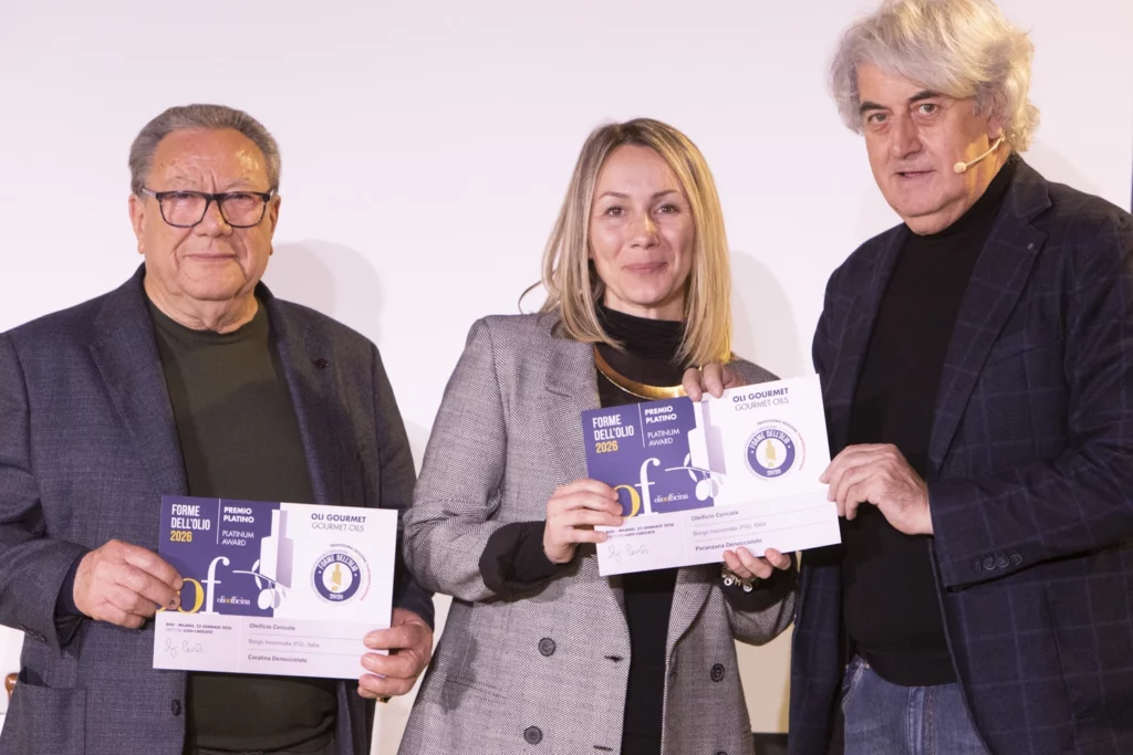 pietro e veronica leone ricevono da luigi caricato il premio platinum forme olio 05