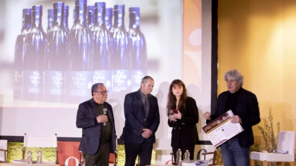 david hoyles riceve il premio personaggio 2025 da pietro leone e luigi caricato olio officina