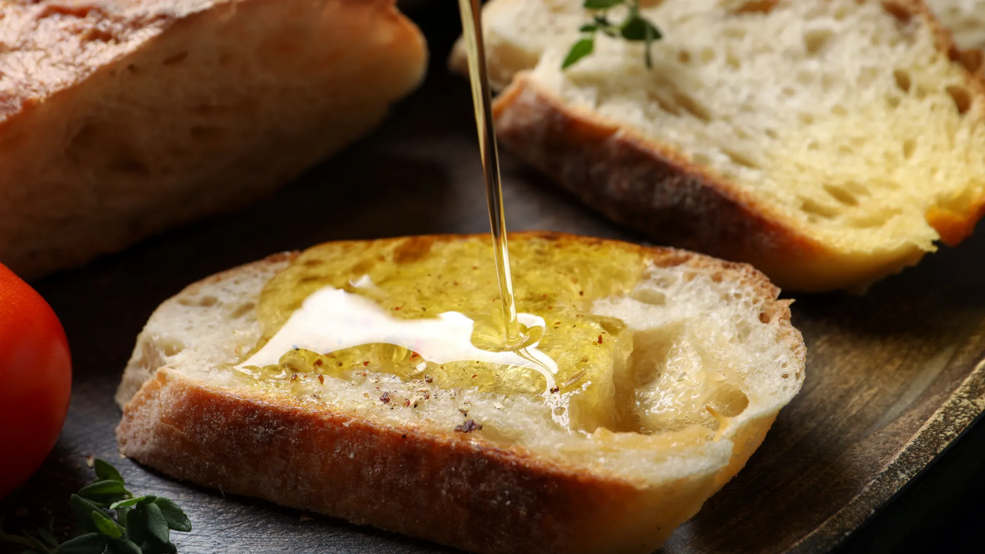 pane olio extravergine gesto ospitalita adobestock 491621988