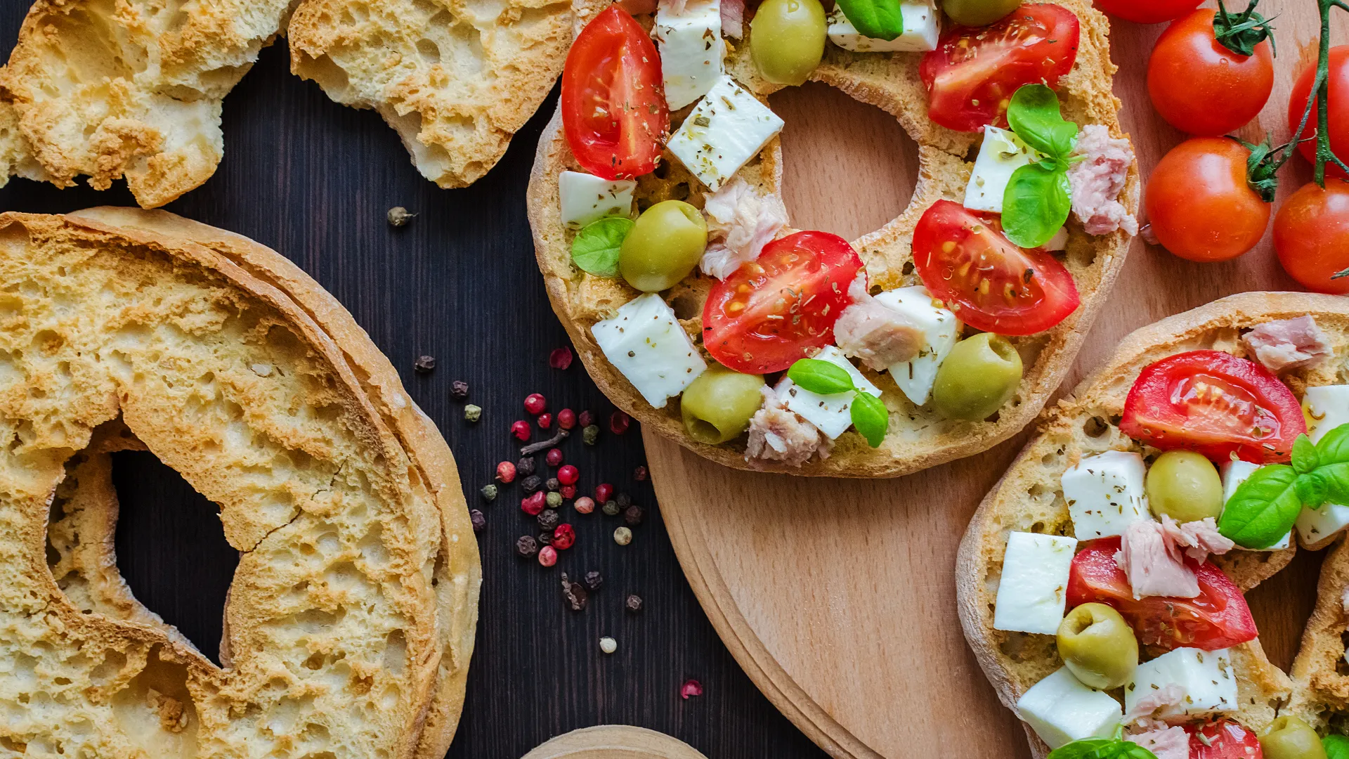 prodotti tipici pugliesi friselle adobestock 108587495